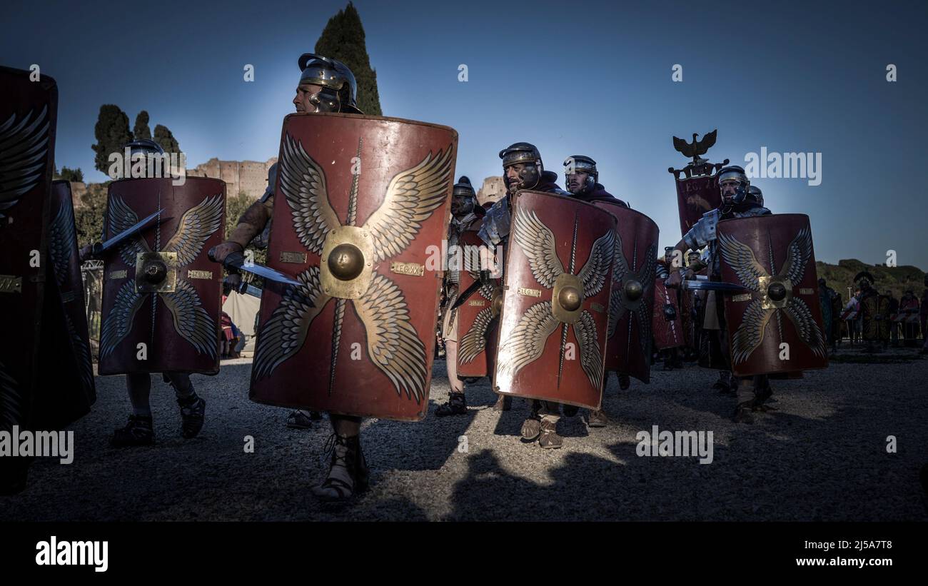 Römische Soldaten in einer historischen Nachstellung im april. Personen, die eine römische Legion spielen, Kaiserliche Foren, Kolosseum, Circus Maximus Stockfoto