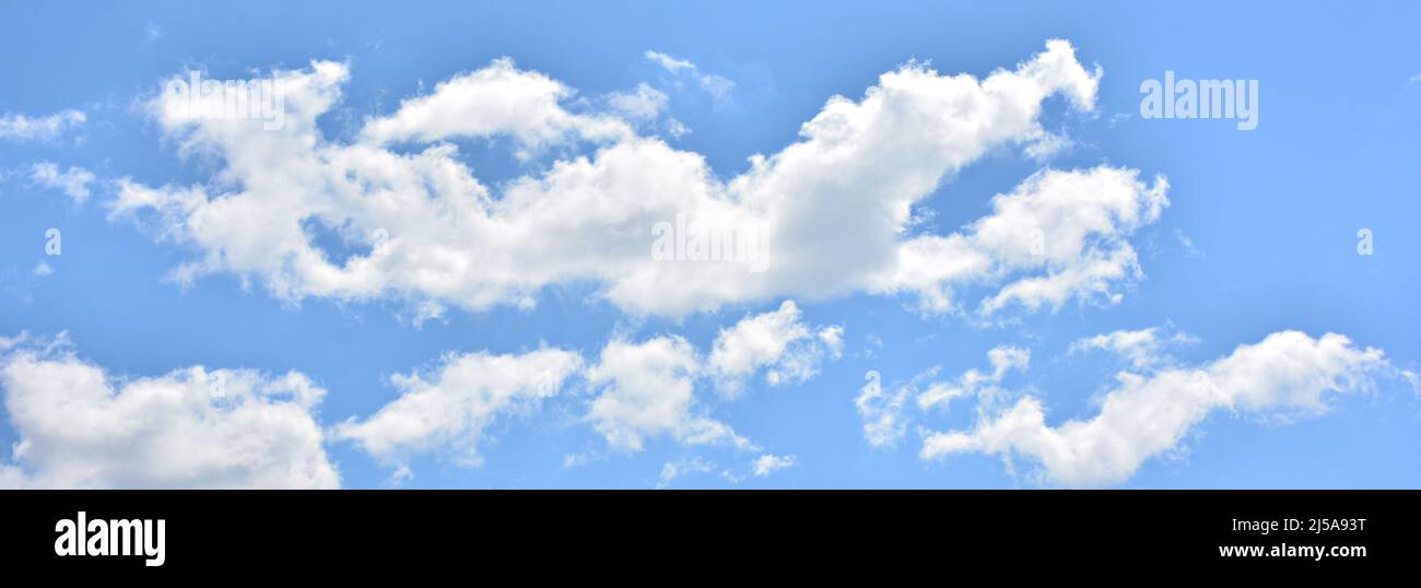 Formaciones de nubes en el cielo azul Stockfoto