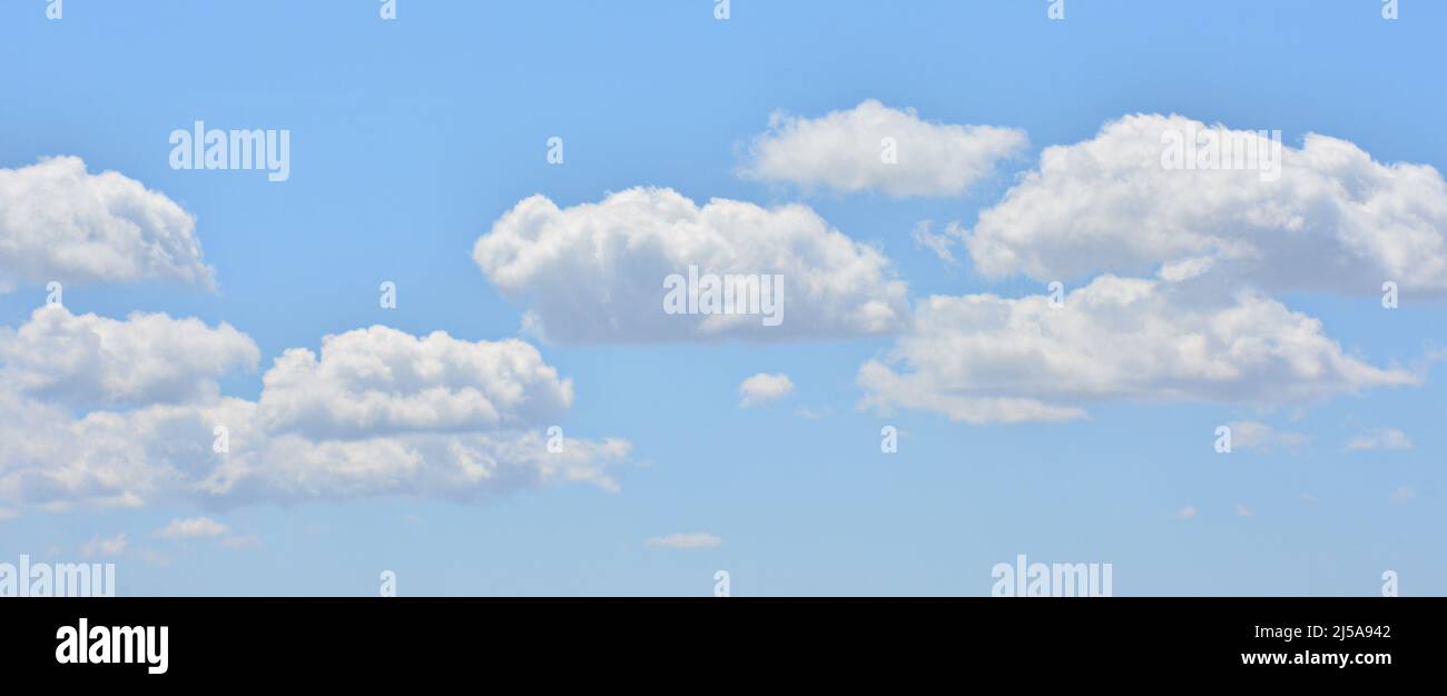 Formaciones de nubes en el cielo azul Stockfoto