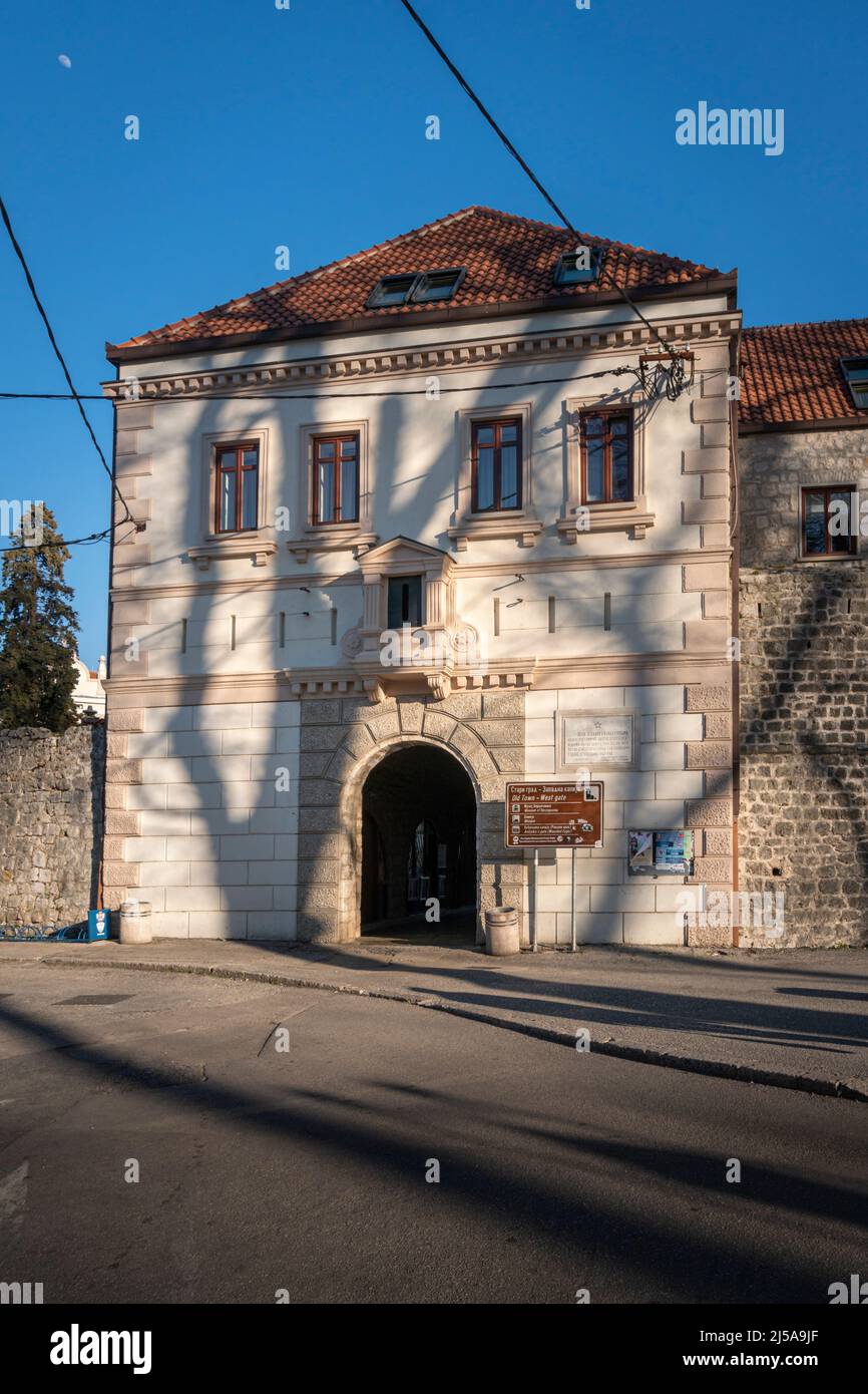 Westtor in der alten Stadtfestungsmauer, in der Altstadt von Trebinje, Bosnien und Herzegowina Stockfoto