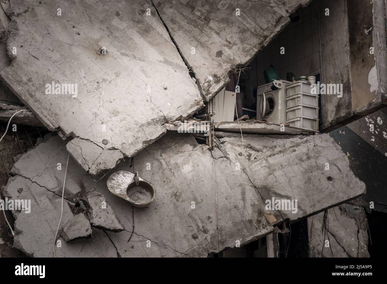 Borodyanka, Ukraine. 21. April 2022. Ein Waschbecken und eine Waschmaschine sind in einem zerstörten Gebäude als Folge des russischen Krieges gegen die Ukraine am Donnerstag, dem 21. April 2022, in Borodyanka, Ukraine, zu sehen. Der russische Präsident Wladimir Putin behauptete am Donnerstag Erfolg in Mariupol, befahl aber den Truppen, kein Stahlwerk zu stürmen, in dem ukrainische Kämpfer ihren Widerstand fortsetzten und sich weigerten, sich zu ergeben. Foto von Ken Cedeno/UPI Credit: UPI/Alamy Live News Stockfoto