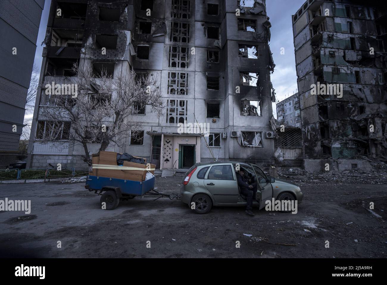 Borodyanka, Ukraine. 21. April 2022. Eine Familie steigt in das Auto ein, nachdem sie am Donnerstag, den 21. April 2022, in ihrer Wohnung in Borodyanka, Ukraine, Gegenstände geladen hat. Der russische Präsident Wladimir Putin behauptete am Donnerstag Erfolg in Mariupol, befahl aber den Truppen, kein Stahlwerk zu stürmen, in dem ukrainische Kämpfer ihren Widerstand fortsetzten und sich weigerten, sich zu ergeben. Foto von Ken Cedeno/UPI Credit: UPI/Alamy Live News Stockfoto