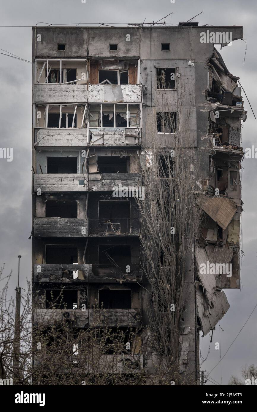 Borodyanka, Ukraine. 21. April 2022. Zerstörte Gebäude werden als Folge des russischen Krieges gegen die Ukraine in Borodyanka, Ukraine, am Donnerstag, den 21. April 2022 gesehen. Der russische Präsident Wladimir Putin behauptete am Donnerstag Erfolg in Mariupol, befahl aber den Truppen, kein Stahlwerk zu stürmen, in dem ukrainische Kämpfer ihren Widerstand fortsetzten und sich weigerten, sich zu ergeben. Foto von Ken Cedeno/UPI Credit: UPI/Alamy Live News Stockfoto