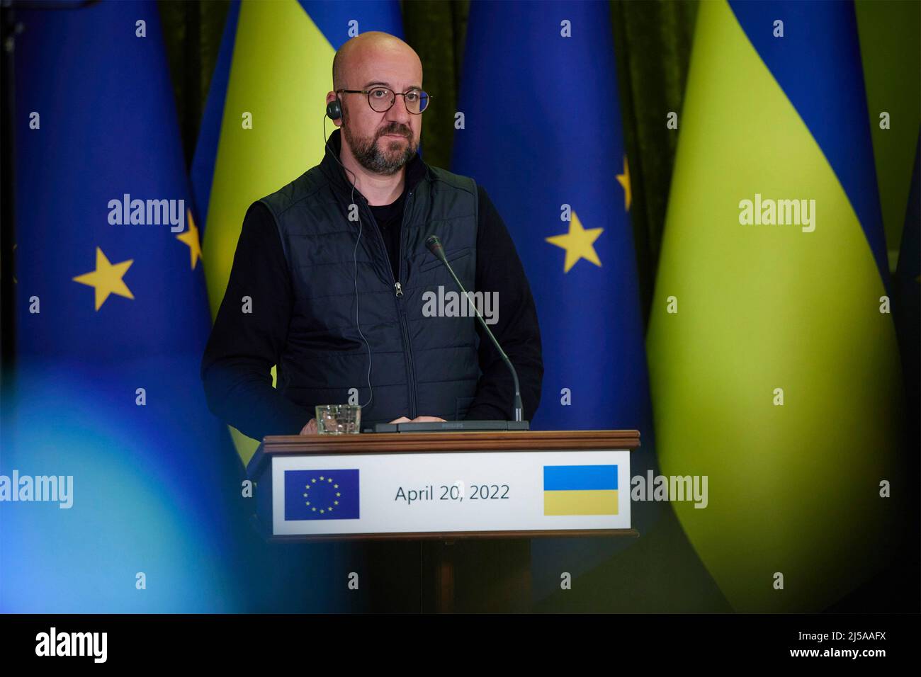 Kiew, Ukraine. 20. April 2022. Der Präsident des Europäischen Rates, Charles Michel, während einer gemeinsamen Pressekonferenz mit dem ukrainischen Präsidenten Wolodymyr Zelenskyy nach bilateralen Gesprächen am 20. April 2022 in Kiew, Ukraine. Quelle: Ukrainische Präsidentschaft/Ukrainische Präsidentschaft/Alamy Live News Stockfoto