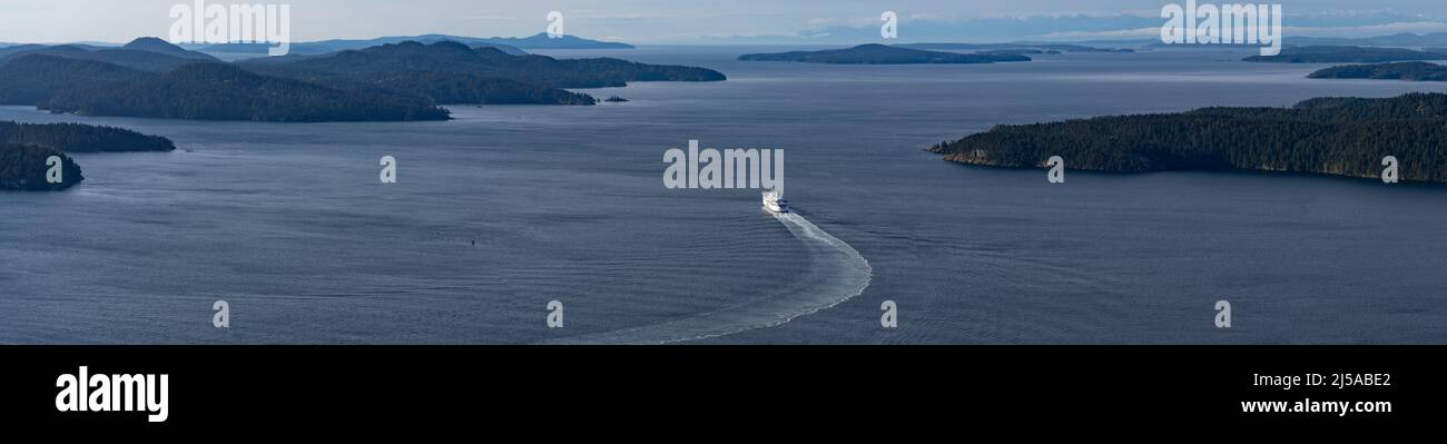 BC Ferries Spirit of British Columbia, vorbei an Prevost Island, vom Mount Galiano in British Columbia, Kanada aus gesehen. Stockfoto