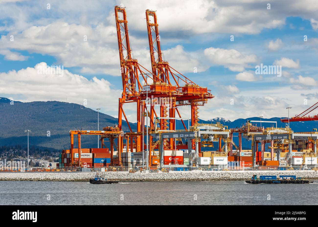Containerhafenterminal in Vancouver BC, Kanada - einer der drei wichtigsten Häfen an der Westküste Nordamerikas - August 15,2021. Blick auf die Straße, Reise phot Stockfoto