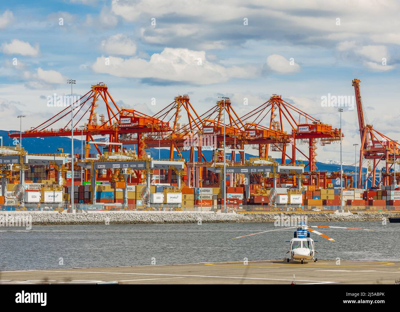 Containerhafenterminal in Vancouver BC, Kanada - einer der drei wichtigsten Häfen an der Westküste Nordamerikas - April 11,2022. Straßenansicht, Reisefoto Stockfoto