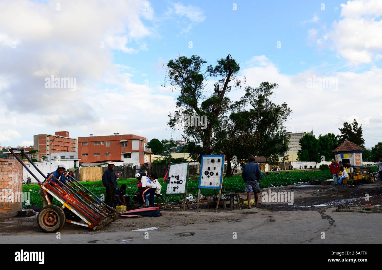 Reparaturwerkstatt für Mechaniker am Straßenrand in den Außenbezirken von Antananarivo, Madagaskar. Stockfoto