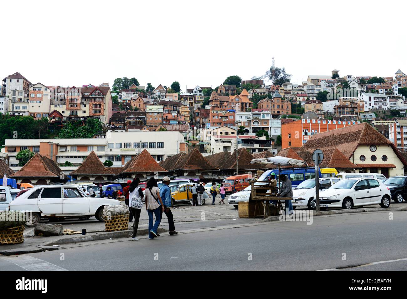 Autos, die vor dem Analakely-Markt in Antananarivo, Madagaskar, geparkt wurden Stockfoto