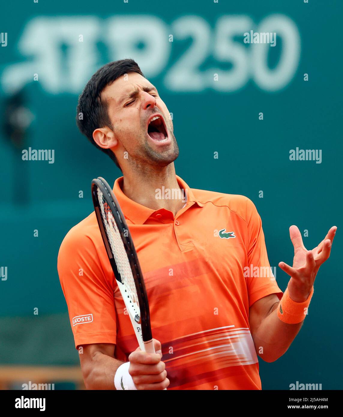 Belgrad, Serbien. 21. April 2022. Der serbische Novak Djokovic reagiert beim Männer-Einzelspiel gegen den serbischen Miomir Kecmanovic am 21. April 2022 beim Serbian Open ATP 250 Series Turnier in Belgrad, Serbien. Kredit: Predrag Milosavljevic/Xinhua/Alamy Live Nachrichten Stockfoto
