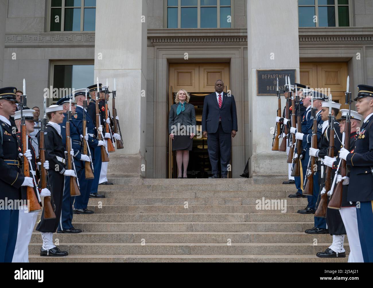 Arlington, Vereinigte Staaten Von Amerika. 14. März 2022. Arlington, Vereinigte Staaten von Amerika. 14. März 2022. US-Verteidigungsminister Lloyd J. Austin III, rechts, steht für die Wiedergabe der Nationalhymnen mit der tschechischen Verteidigungsministerin Jana Cernochova während der Ankunftszeremonie im Pentagon am 21. April 2022 in Arlington, Virginia. Kredit: SSGT. Brittany Chase/DOD/Alamy Live News Stockfoto