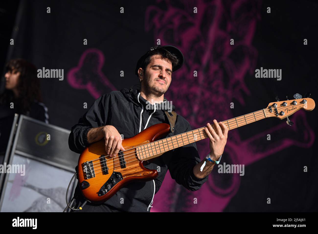 Cubelles, Spanien. 09. April 2022. Der Bass und die Stimme Jimbo Paez-Komponente der Gruppe Tremenda Jauria, die während der Vorstellung beim Festiuet Spring Break in Cubelles zu sehen war. Die Musikgruppe Tremenda Jauria tritt bei der Festiuet Spring Break in Cubelles auf. Tremenda Jauría ist eine spanische Musikgruppe mit einem DIT-Charakter (Do it Together) aus urbaner Musik, die unter anderem reggaetón, moombahton, Dancehall, Hip Hop, Cumbia hat. (Foto von Ramon Costa/SOPA Images/Sipa USA) Quelle: SIPA USA/Alamy Live News Stockfoto