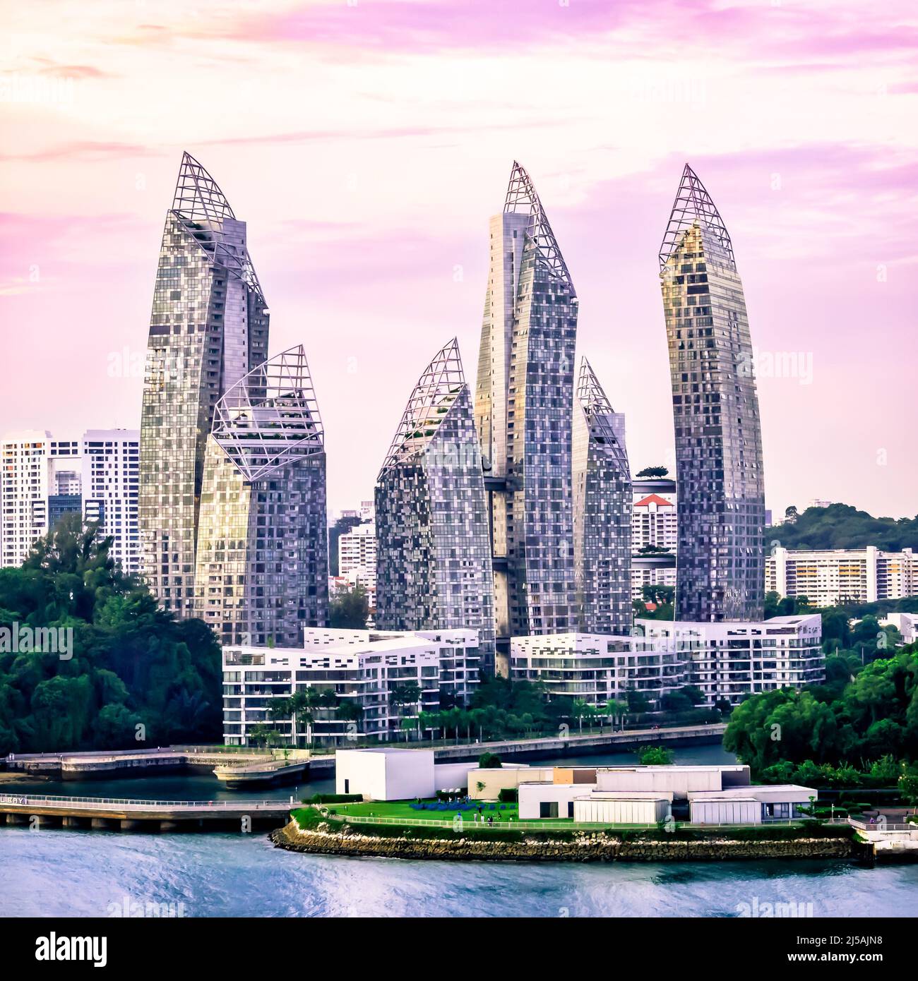 Reflections at Keppel Bay ist ein luxuriöser Wohnkomplex am Wasser. Stockfoto