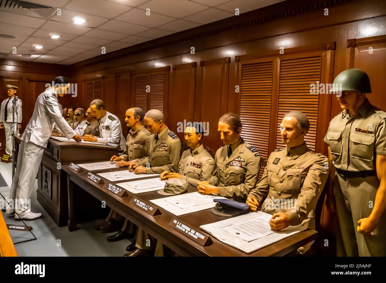 Surrender Chambers in Fort Siloso, Wachsfiguren, die die Szene der japanischen Kapitulation an die britischen Streitkräfte im Stadtgebäude von Singapur zeigen. Stockfoto