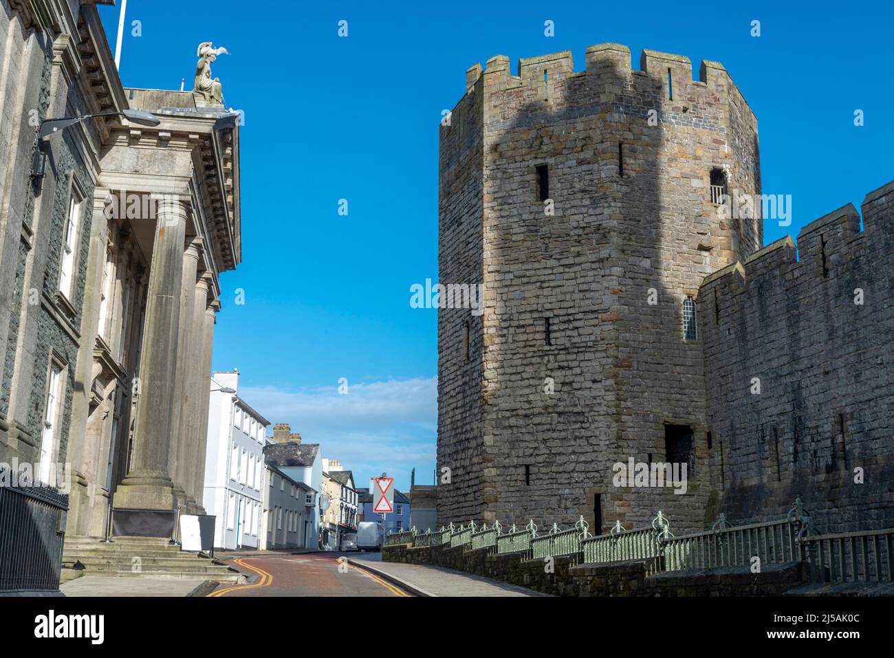 Eines der größten Gebäude des Mittelalters, die walisische Flagge, die hoch oben fliegt, riesige Struktur, dramatische Archtektur. Polygonale Türme, Adlerstatuen Stockfoto