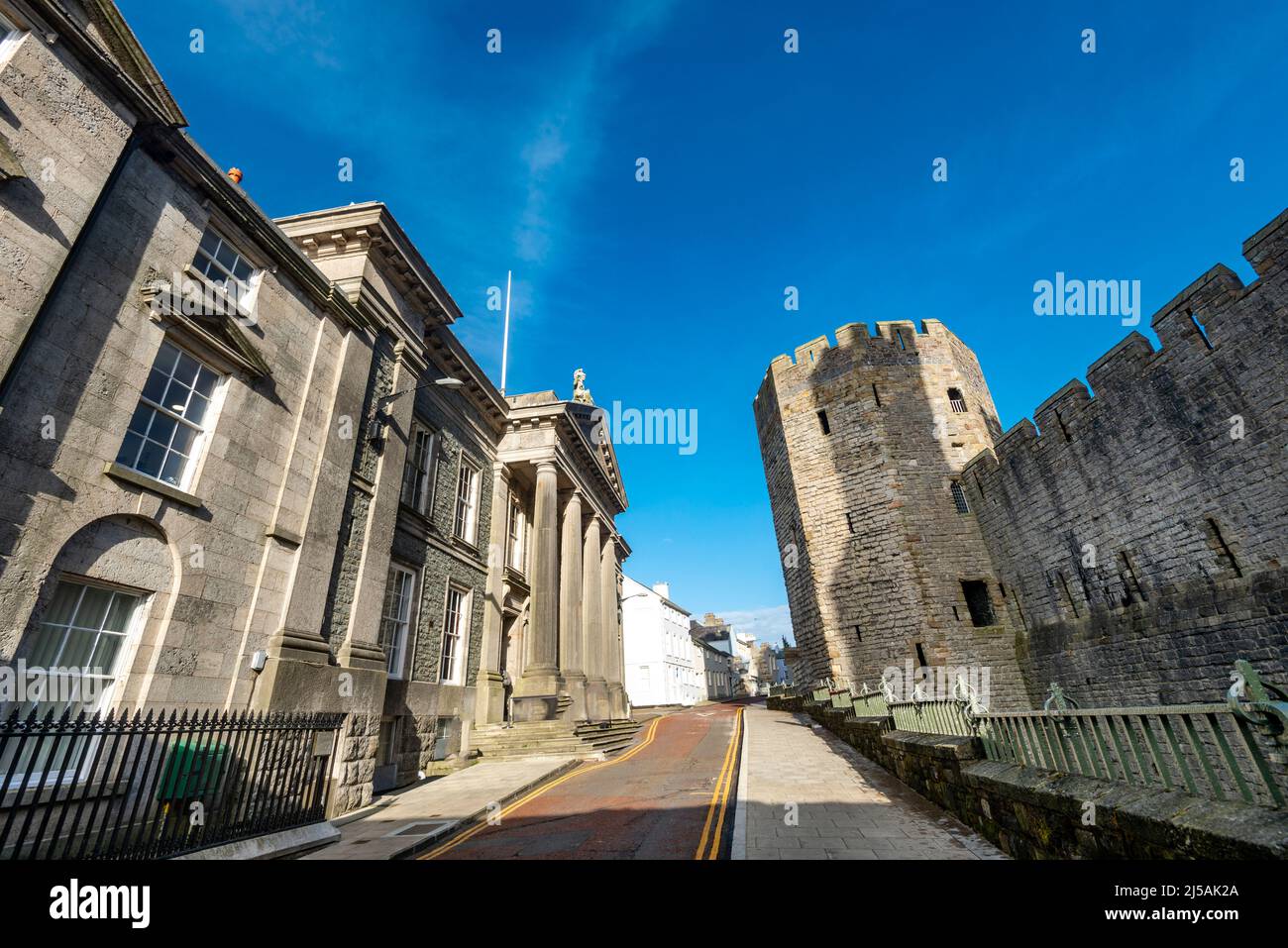 Eines der größten Gebäude des Mittelalters, die walisische Flagge, die hoch oben fliegt, riesige Struktur, dramatische Archtektur. Polygonale Türme, Adlerstatuen Stockfoto