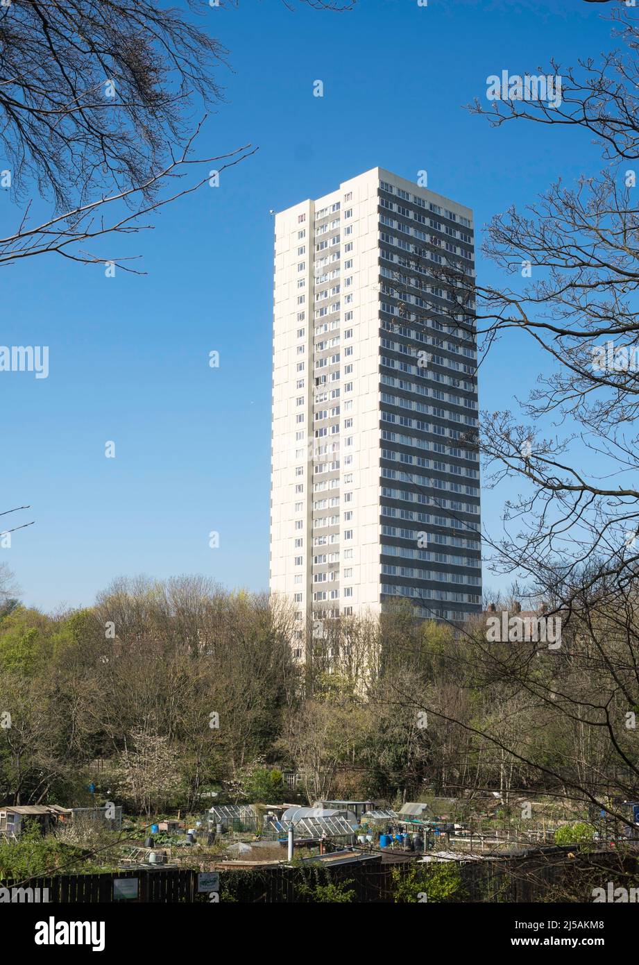 Vale House, ein 1960s 28-stöckiges Hochhaus in Newcastle upon Tyne, England, im Vordergrund befindet sich das Schulhaus-Schottergartengelände. Stockfoto