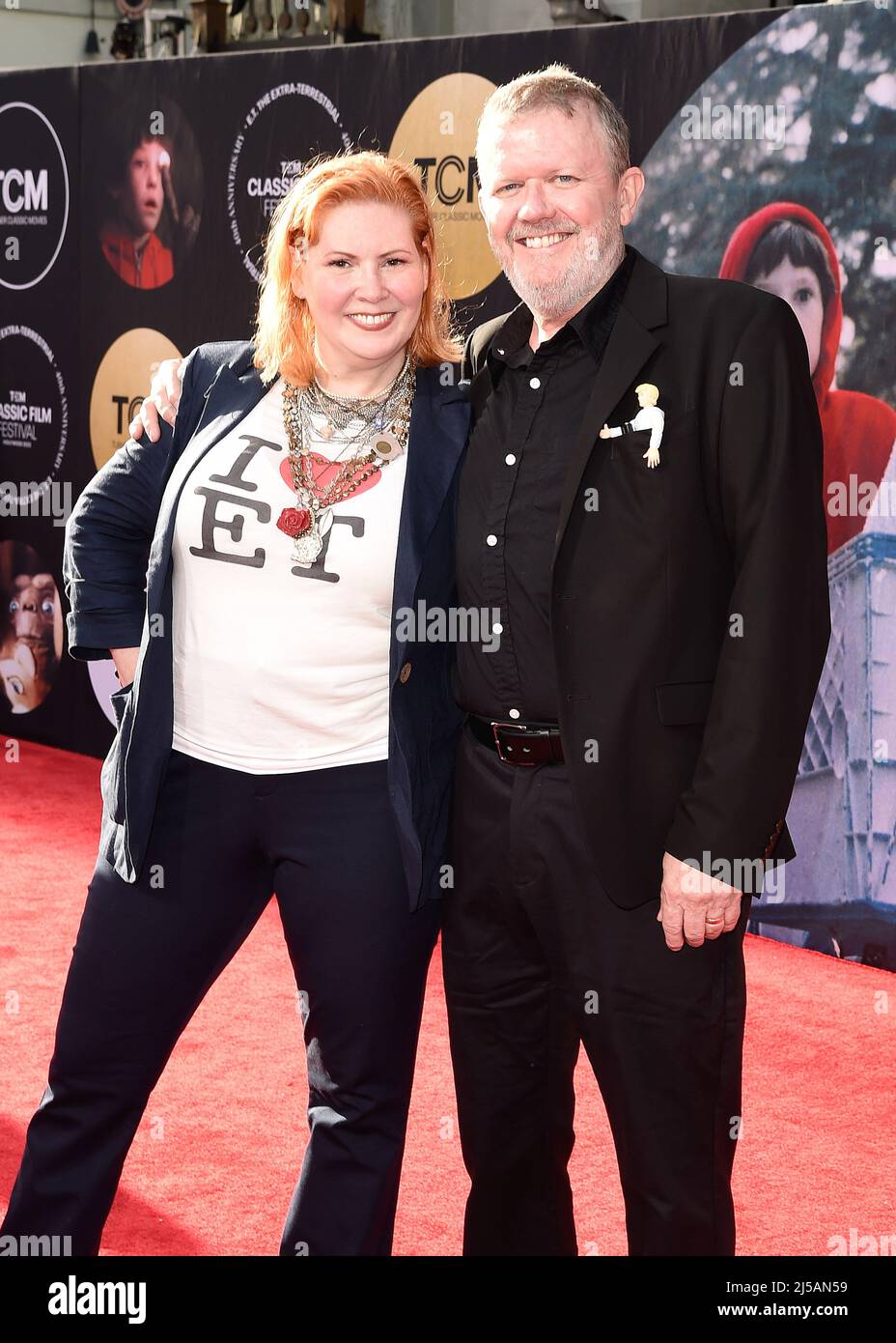 Los Angeles, USA. 21. April 2022. Robert MacNaughton und seine Frau Biana Hunter gehen auf dem roten Teppich beim TCM Classic Film Festival 2022 - 40. Anniversary Screening von 'E.T., the Extra-Terrestrial' am 21. April 2022 im TCL Chinese Theatre in Los Angeles, CA. (Foto von Scott Kirkland/Sipa USA) Quelle: SIPA USA/Alamy Live News Stockfoto