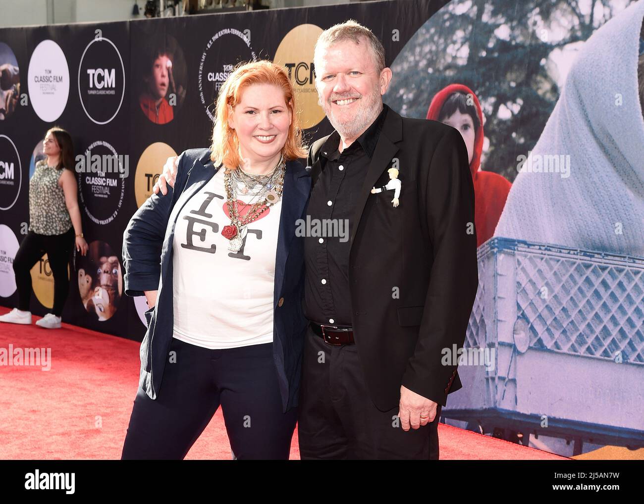 Los Angeles, USA. 21. April 2022. Robert MacNaughton und seine Frau Biana Hunter gehen auf dem roten Teppich beim TCM Classic Film Festival 2022 - 40. Anniversary Screening von 'E.T., the Extra-Terrestrial' am 21. April 2022 im TCL Chinese Theatre in Los Angeles, CA. (Foto von Scott Kirkland/Sipa USA) Quelle: SIPA USA/Alamy Live News Stockfoto