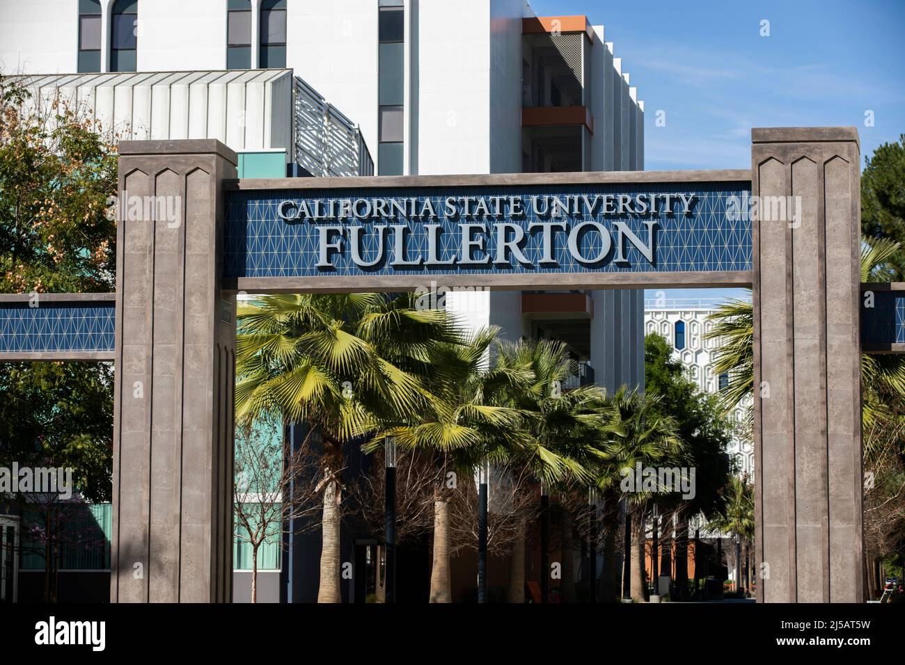 Fullerton, California, USA - 22. Februar 2022: Auf dem Campus der California State University, Fullerton, scheint nachmittags Sonnenlicht. Stockfoto