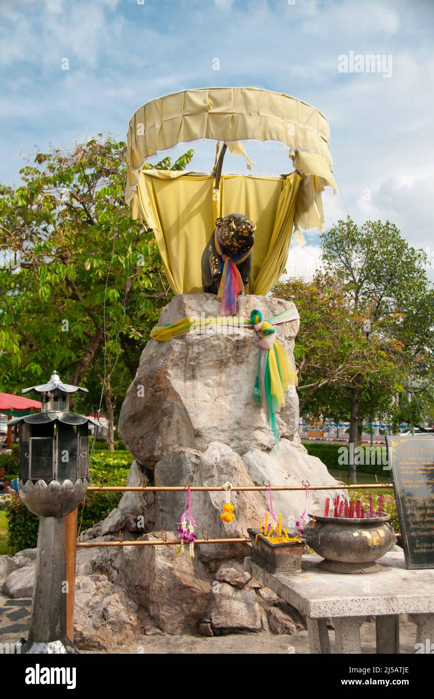 Thailand: Der Schwein-Schrein oder das Sahachat-Denkmal in der Ratchini Road, Phra Nakhon, Bangkok. Das 1913 erbaute Gebäude erinnert an den 50.. Geburtstag von Königin Saovabha Phongsri, die im chinesischen Jahr des Schweins geboren wurde. Das Schwein wird auf einem Betonsockel aufgestellt, an dessen Unterseite sich ein Gebetsschrein befindet. Es zieht eine kleine Anzahl von Gläubigen an, die Verdienste für Familienmitglieder verdienen, die ebenfalls im Jahr des Schweins geboren wurden. Stockfoto