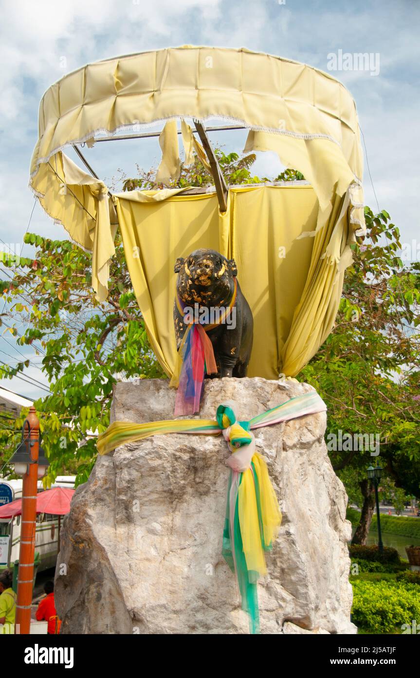 Thailand: Der Schwein-Schrein oder das Sahachat-Denkmal in der Ratchini Road, Phra Nakhon, Bangkok. Das 1913 erbaute Gebäude erinnert an den 50.. Geburtstag von Königin Saovabha Phongsri, die im chinesischen Jahr des Schweins geboren wurde. Das Schwein wird auf einem Betonsockel aufgestellt, an dessen Unterseite sich ein Gebetsschrein befindet. Es zieht eine kleine Anzahl von Gläubigen an, die Verdienste für Familienmitglieder verdienen, die ebenfalls im Jahr des Schweins geboren wurden. Stockfoto