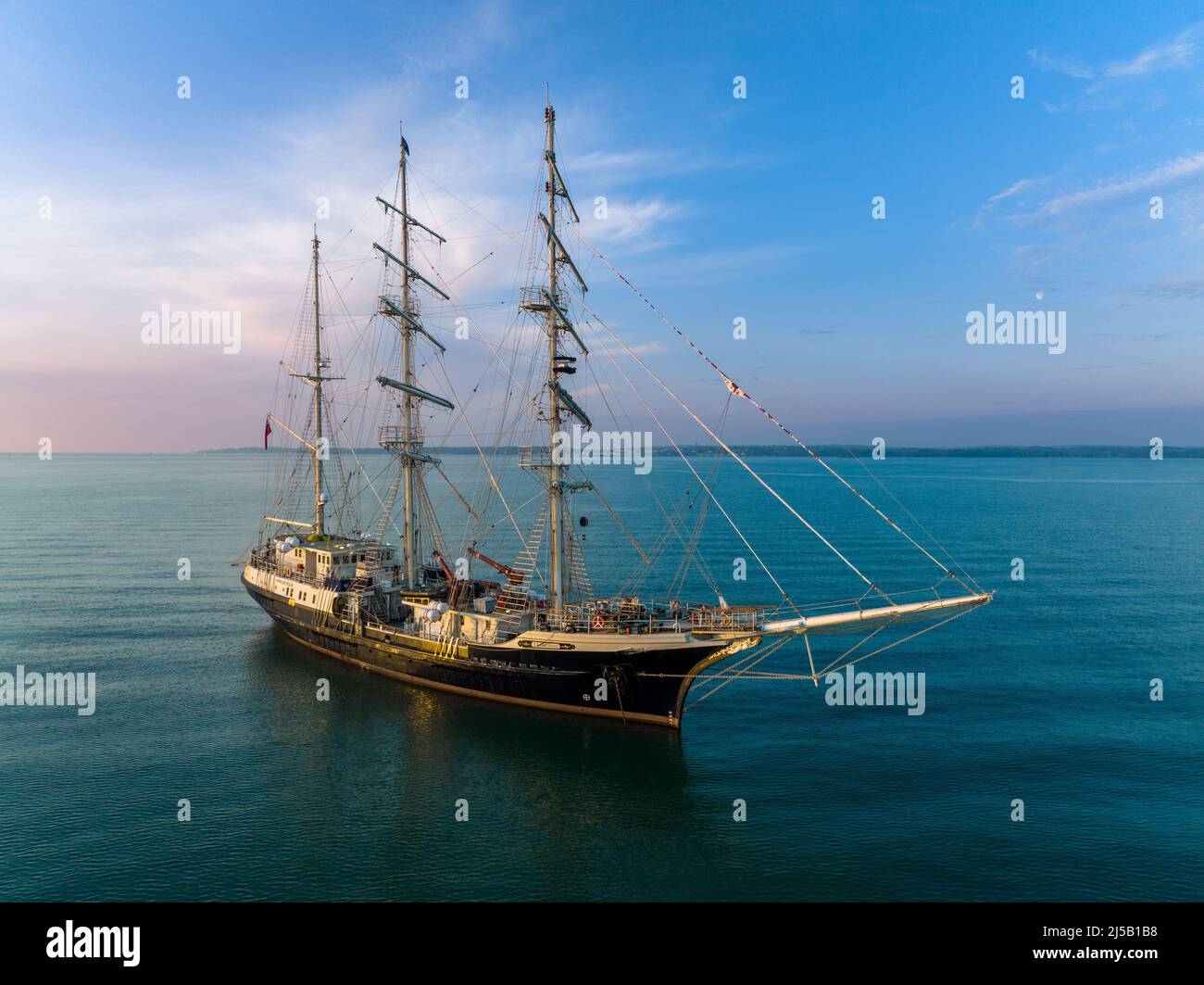 Die SV Tenacious ist ein modernes britisches Holzsegeltrainingsschiff, das speziell im Jahr 1990s entworfen wurde. Nach Fertigstellung im Jahr 2000. Stockfoto
