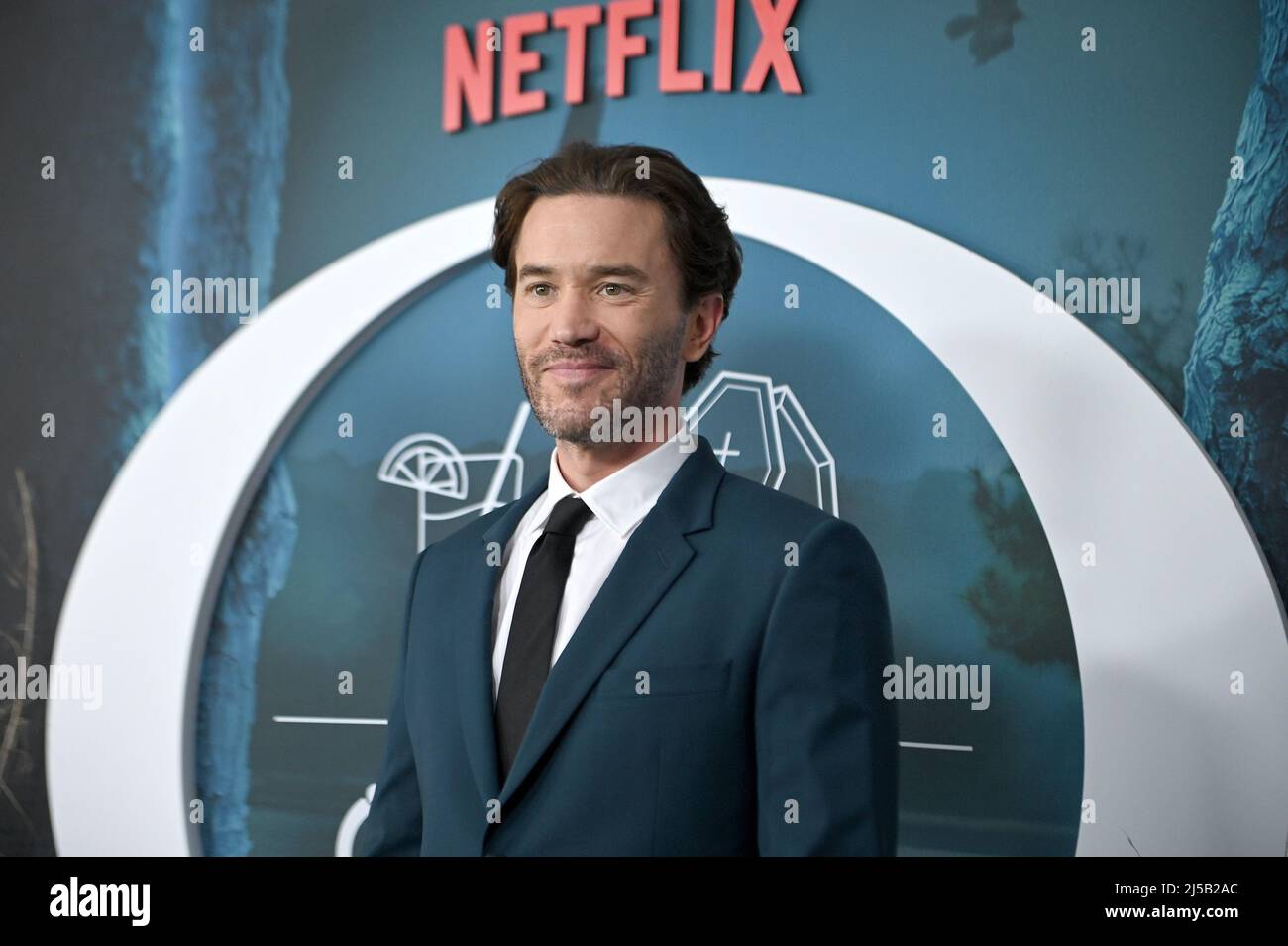 New York, USA. 21. April 2022. Tom Pelphrey nimmt an der Premiere von Ozark S4 Teil, die von Netflix am 21. April 2022 im Pariser Theater präsentiert wird.(Foto: Anthony Behar/Sipa USA) Quelle: SIPA USA/Alamy Live News Stockfoto