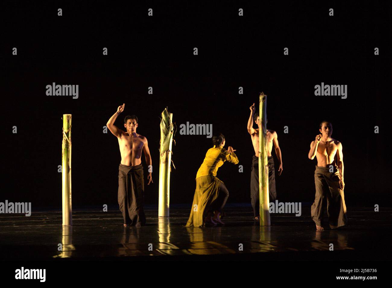 Theateraufführung mit dem Titel „Lampan Lahat“ durch den Choreographen Lalu Suryadi Mulawarman und Sak Sak Dance Production in der Galerie Kesenian Jakarta am 15. Juni 2011 in Jakarta, Indonesien. „Lampan Lahat“ ist eine Choreografie, die auf einer Folklore von Lombok Island (West Nusa Tenggara Provinz) basiert. Die Show selbst war Teil des Jakarta Anniversary Festival IX, einer jährlichen Veranstaltung zur Feier des Jubiläums der Stadt Jakarta, das am 22. Juni gefeiert wird. Stockfoto