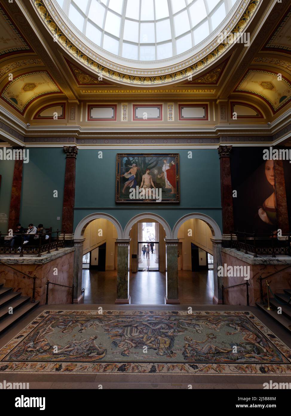 London, Greater London, England, April 09 2022: Inneneinrichtung und Ausgang der Nationalgalerie am Trafalgar Square. Stockfoto