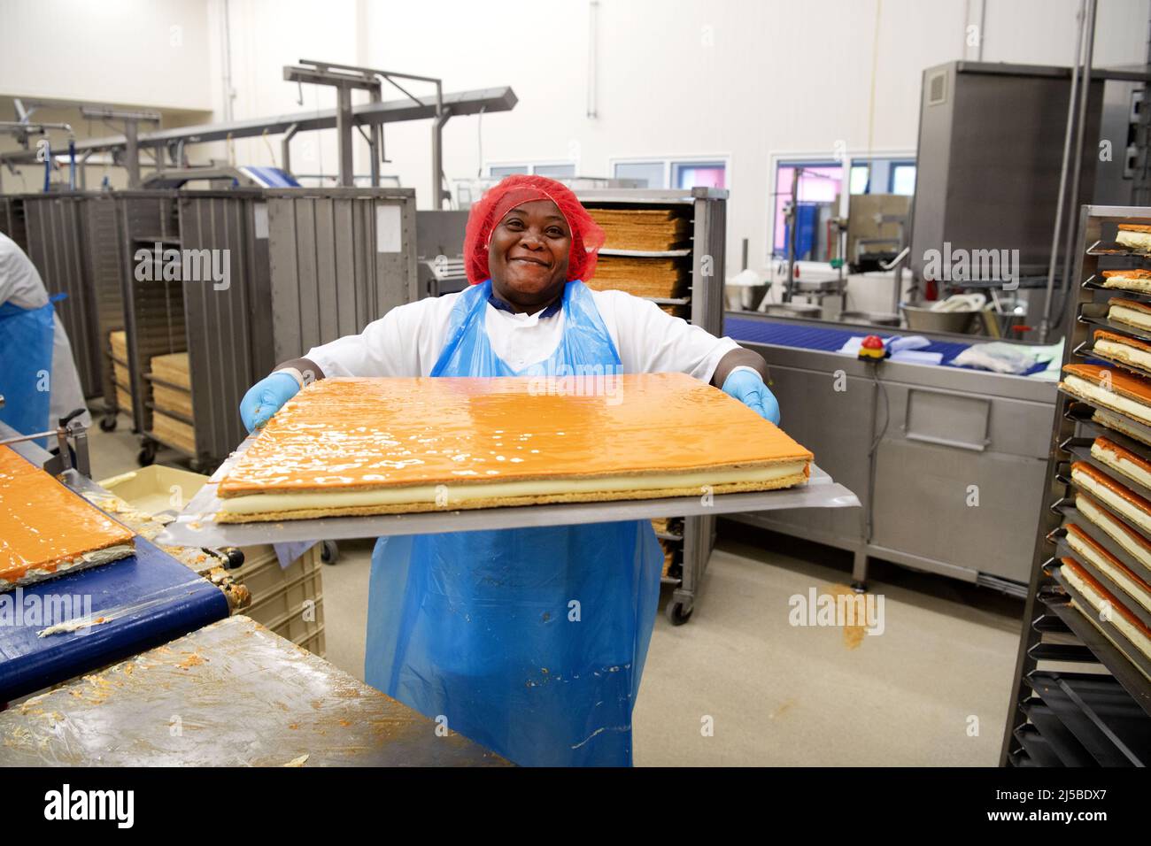 Almere, Niederlande. 22. April 2022. 2022-04-22 07:14:22 ALMERE - die HEMA Bäckerei bildet die ersten orangen Tompouces für Tag des Königs. ANP OLAF KRAAK netherlands Out - belgium Out Credit: ANP/Alamy Live News Stockfoto