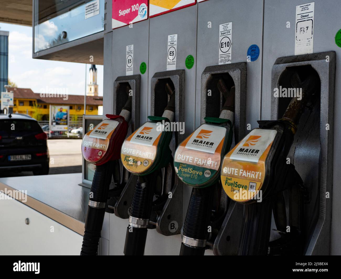 Düsen zum Betanken von Kraftstoffpumpen an einer Shell-Tankstelle. In Deutschland sind die Preise für Kraftstoffe infolge der russischen Aggression in der Ukraine stark gestiegen. Stockfoto