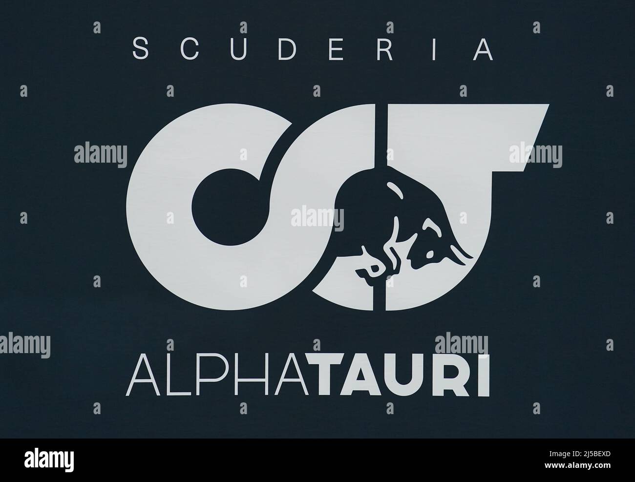 Alpha Tauri-Logo während des Vorbesichtigung des Grand Prix der Emilia Romagna beim Autodromo Internazionale Enzo e Dino Ferrari, Italien. Bilddatum: Donnerstag, 21. April 2022. Stockfoto