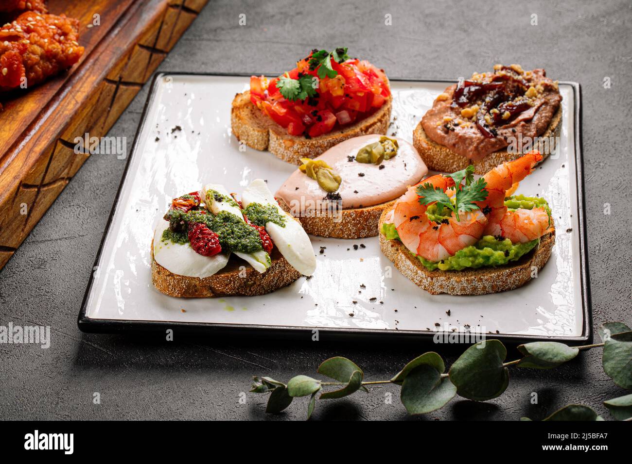 Verschiedene Bruschettas mit verschiedenen Belägen Stockfoto