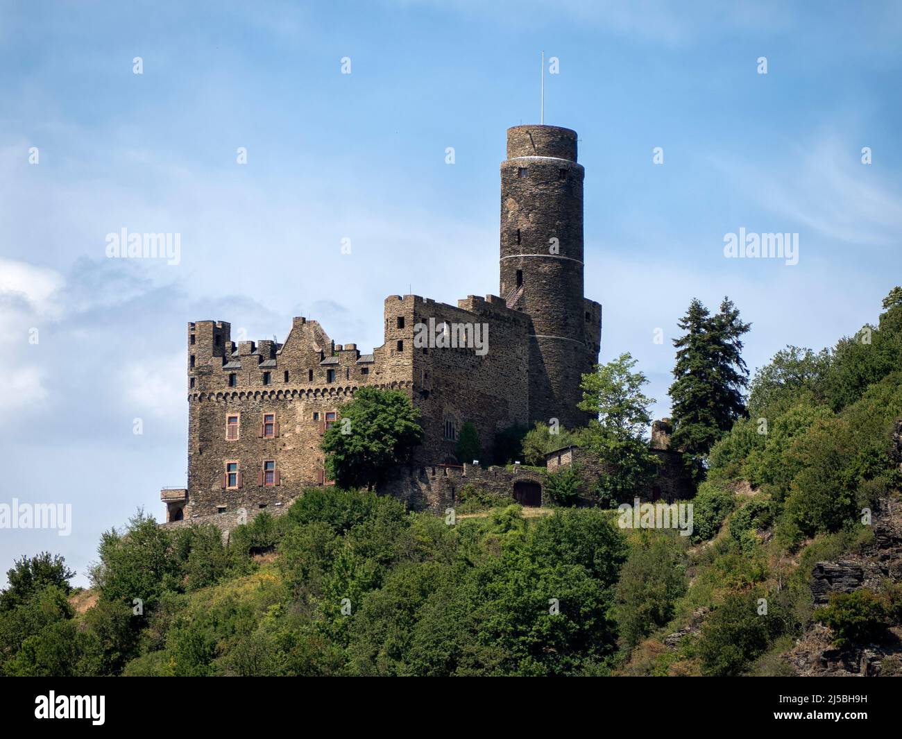 WELLMICH, DEUTSCHLAND - 06. JULI 2019: Nahaufnahme des Schlosses Maus auf einem Hügel in Deutschland über dem Dorf Wellmich Stockfoto