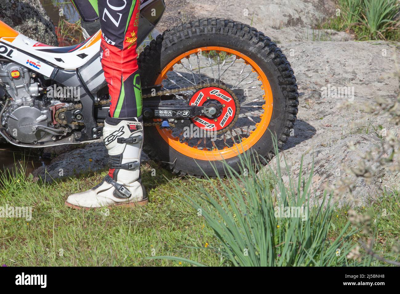 Merida, Spanien - 10.. April 2022: Motorrad-Trial Extremadura Championship. Prod auf Gras Stockfoto