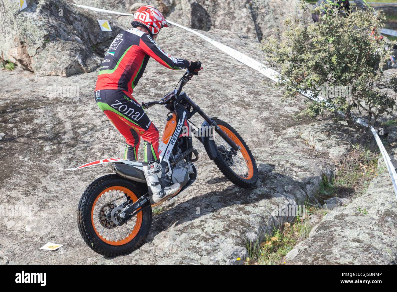 Merida, Spanien - 10.. April 2022: Motorrad-Trial Extremadura Championship. Aufsteigender Fels des Mitbewerbers Stockfoto