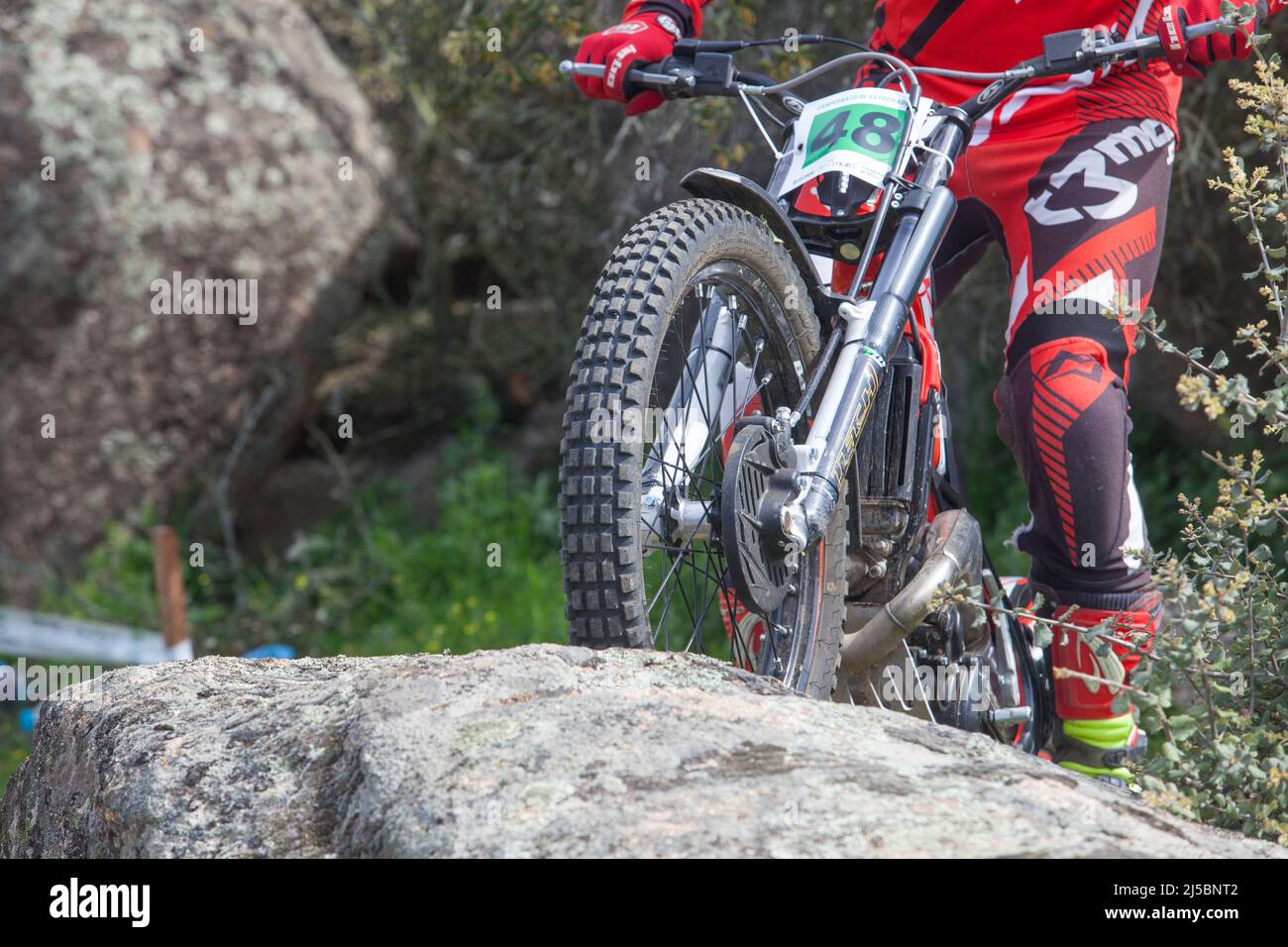 Merida, Spanien - 10.. April 2022: Motorrad-Trial Extremadura Championship. Aufsteigender Fels des Mitbewerbers Stockfoto