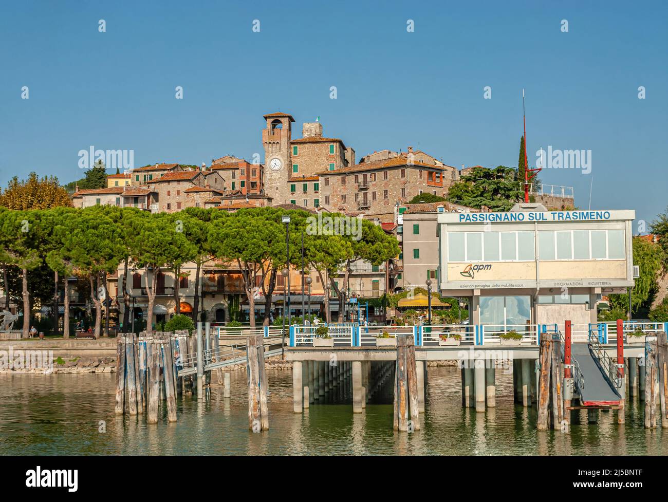 Seeufer und Pier von Passignano sul Trasimeno, Umbrien, Italien Stockfoto