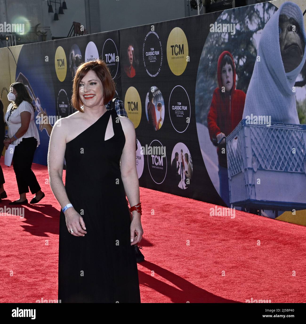 Los Angeles, USA. 22. April 2022. Vizepräsident, Unternehmen & strategische Partnerschaften bei Turner Classic Movies und Festivaldirektorin des TCM Classic Film Festivals Genevieve McGillicuddy nimmt an der 40.-jährigen Premiere von „E.T. the Extra-Terrestrial“ Teil, die am Eröffnungsabend des TCM Classic Film Festivals 2022 im TCL Chinese Theatre in der Hollywood-Sektion von Los stattfand Angeles am Donnerstag, den 21. April 2022. Foto von Jim Ruymen/UPI Credit: UPI/Alamy Live News Stockfoto