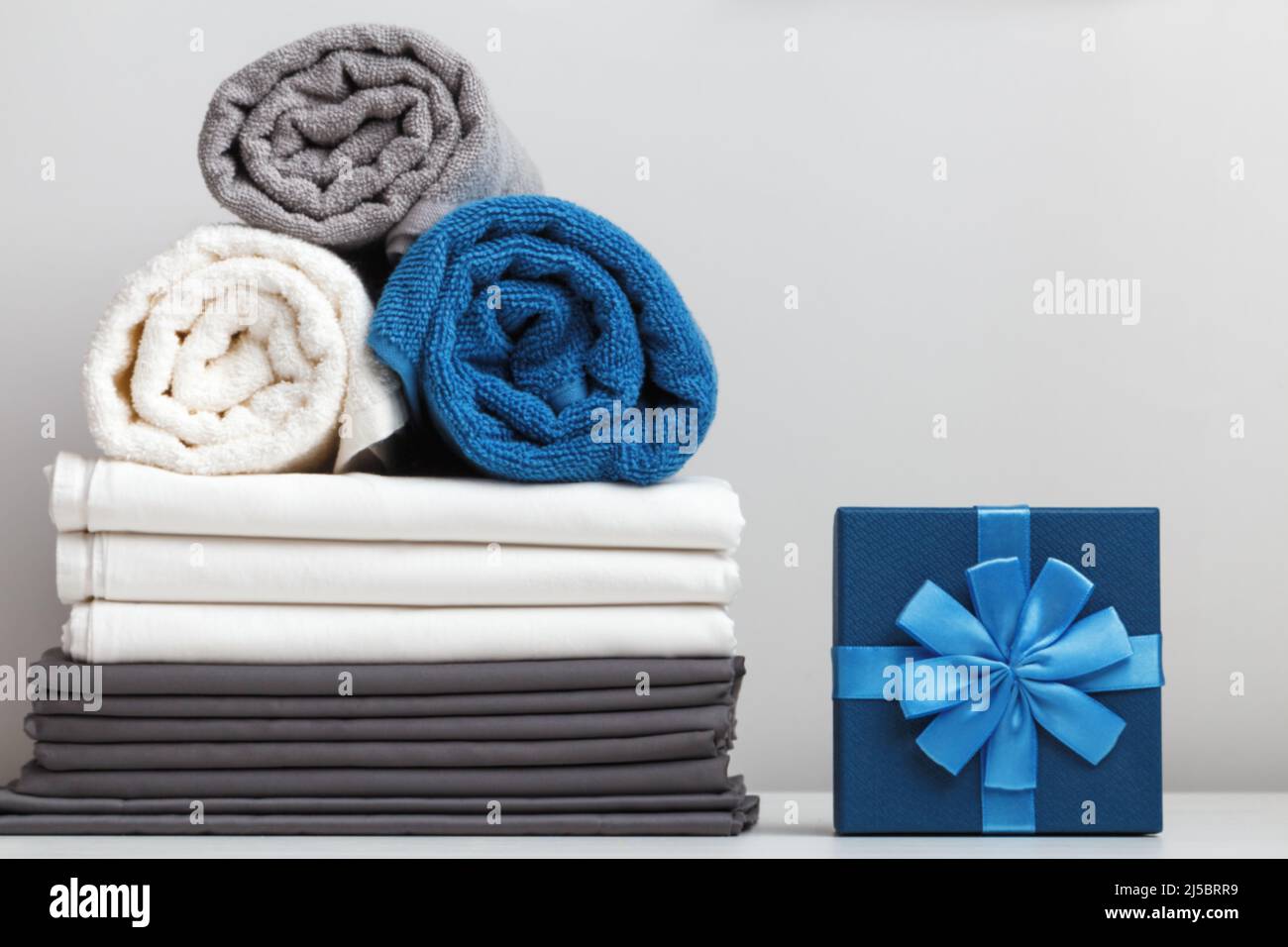 Stapel Bettwäsche Handtücher Geschenkbox auf dem Tisch Stockfoto