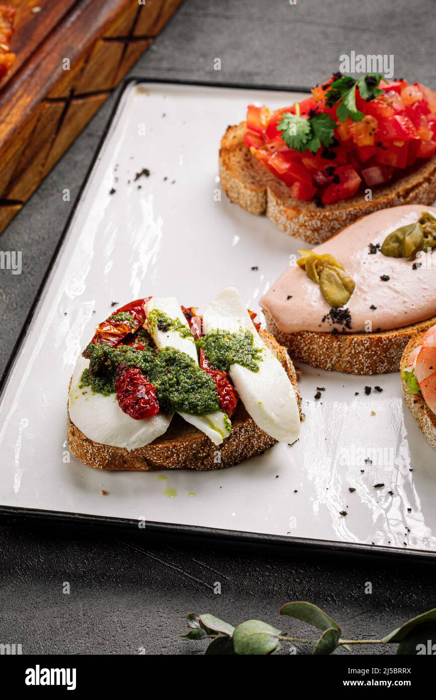 Verschiedene Bruschettas mit verschiedenen Belägen Stockfoto