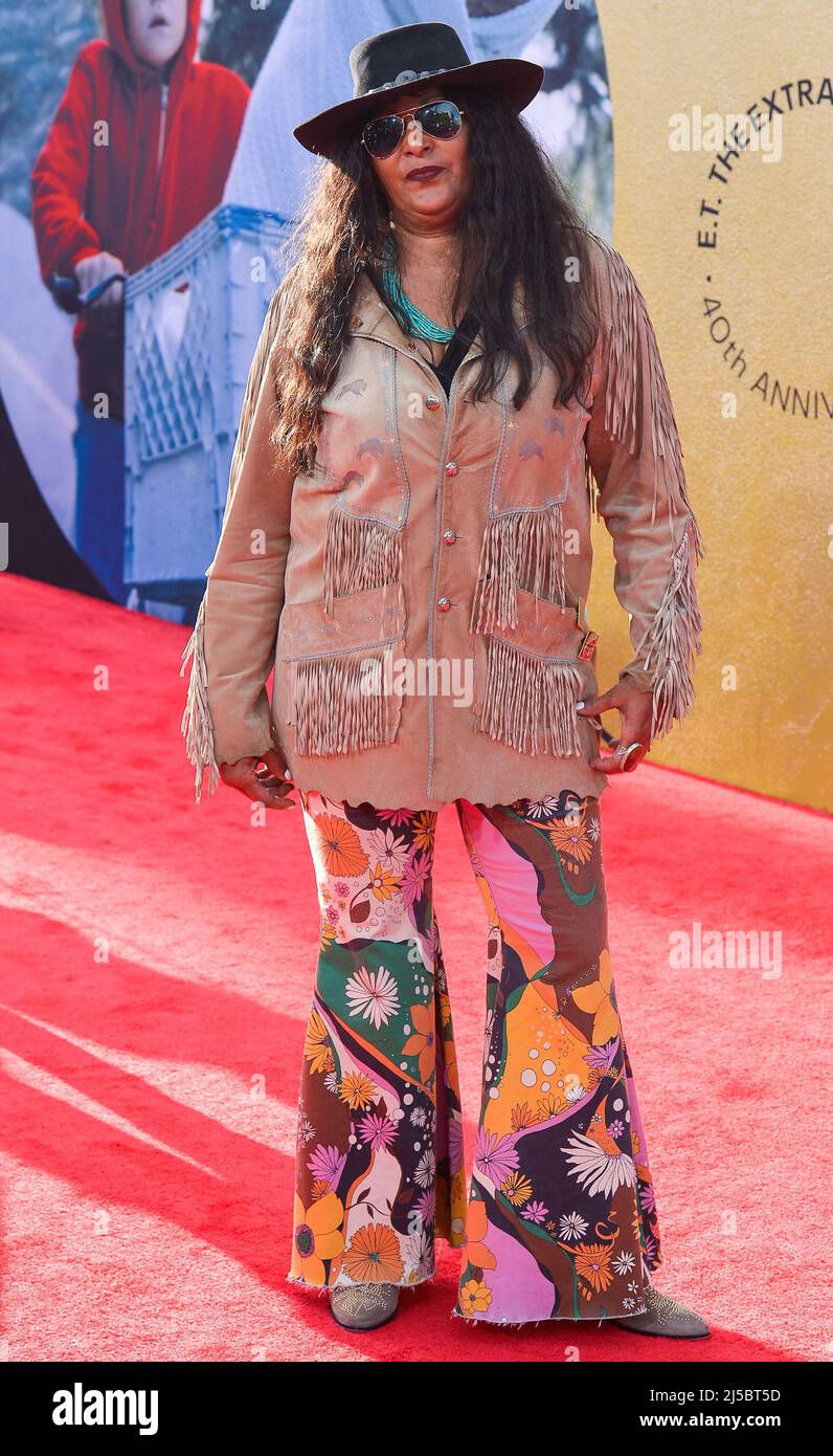 Los Angeles, USA. 21. April 2022. HOLLYWOOD, LOS ANGELES, KALIFORNIEN, USA - 21. APRIL: Die amerikanische Schauspielerin Pam Grier kommt bei der Eröffnungsnacht des TCM Classic Film Festivals 2022 zum 40.. Geburtstag von 'E.T. The Extra-Terrestrial' fand am 21. April 2022 im TCL Chinese Theatre IMAX in Hollywood, Los Angeles, Kalifornien, USA, statt. (Foto von Image Press Agency) Quelle: Image Press Agency/Alamy Live News Stockfoto