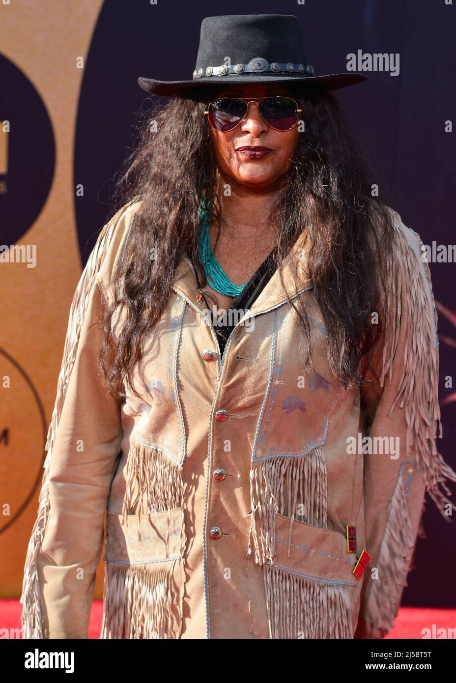 Los Angeles, USA. 21. April 2022. HOLLYWOOD, LOS ANGELES, KALIFORNIEN, USA - 21. APRIL: Die amerikanische Schauspielerin Pam Grier kommt bei der Eröffnungsnacht des TCM Classic Film Festivals 2022 zum 40.. Geburtstag von 'E.T. The Extra-Terrestrial' fand am 21. April 2022 im TCL Chinese Theatre IMAX in Hollywood, Los Angeles, Kalifornien, USA, statt. (Foto von Image Press Agency) Quelle: Image Press Agency/Alamy Live News Stockfoto