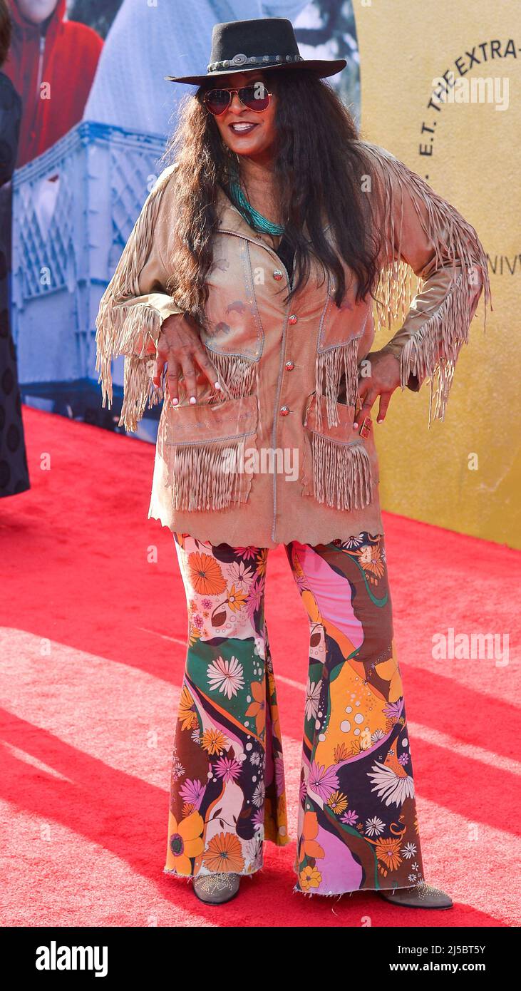 Los Angeles, USA. 21. April 2022. HOLLYWOOD, LOS ANGELES, KALIFORNIEN, USA - 21. APRIL: Die amerikanische Schauspielerin Pam Grier kommt bei der Eröffnungsnacht des TCM Classic Film Festivals 2022 zum 40.. Geburtstag von 'E.T. The Extra-Terrestrial' fand am 21. April 2022 im TCL Chinese Theatre IMAX in Hollywood, Los Angeles, Kalifornien, USA, statt. (Foto von Image Press Agency) Quelle: Image Press Agency/Alamy Live News Stockfoto