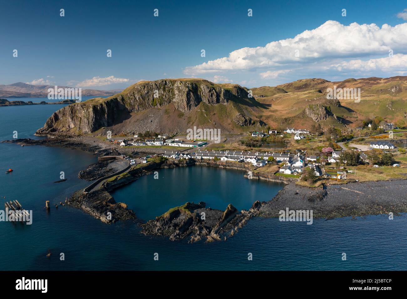 Luftaufnahme von der Drohne von Ellenabeich auf der Insel Seil, einer der Slate Islands in Argyll und Bute, Schottland, Großbritannien Stockfoto