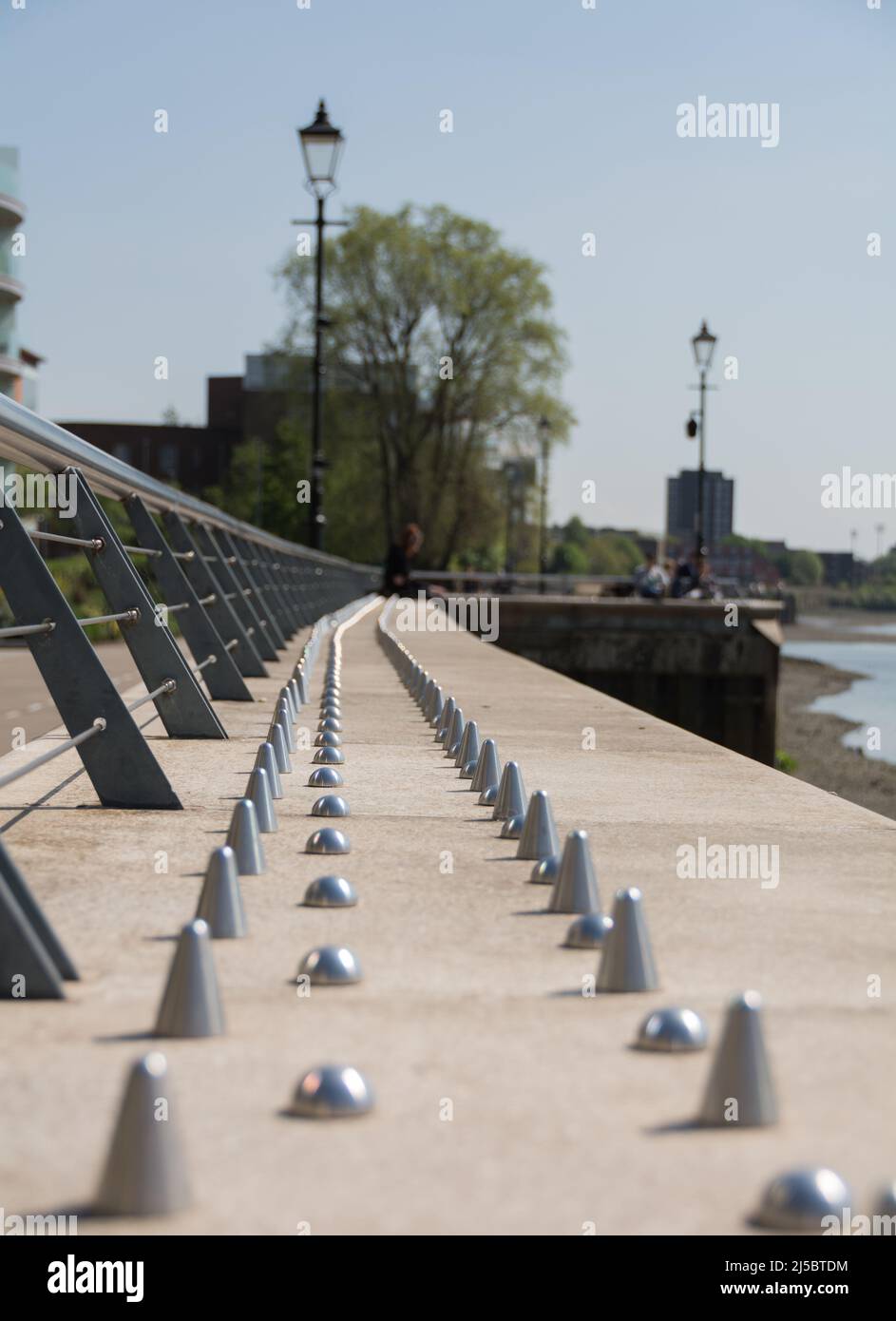 Krankenhausarchitektur, die von der Berkeley Group installiert wurde, um Menschen daran zu hindern, an der Flussmauer von Fulham Reach zwischen Hammersmith und Fulham zu sitzen Stockfoto