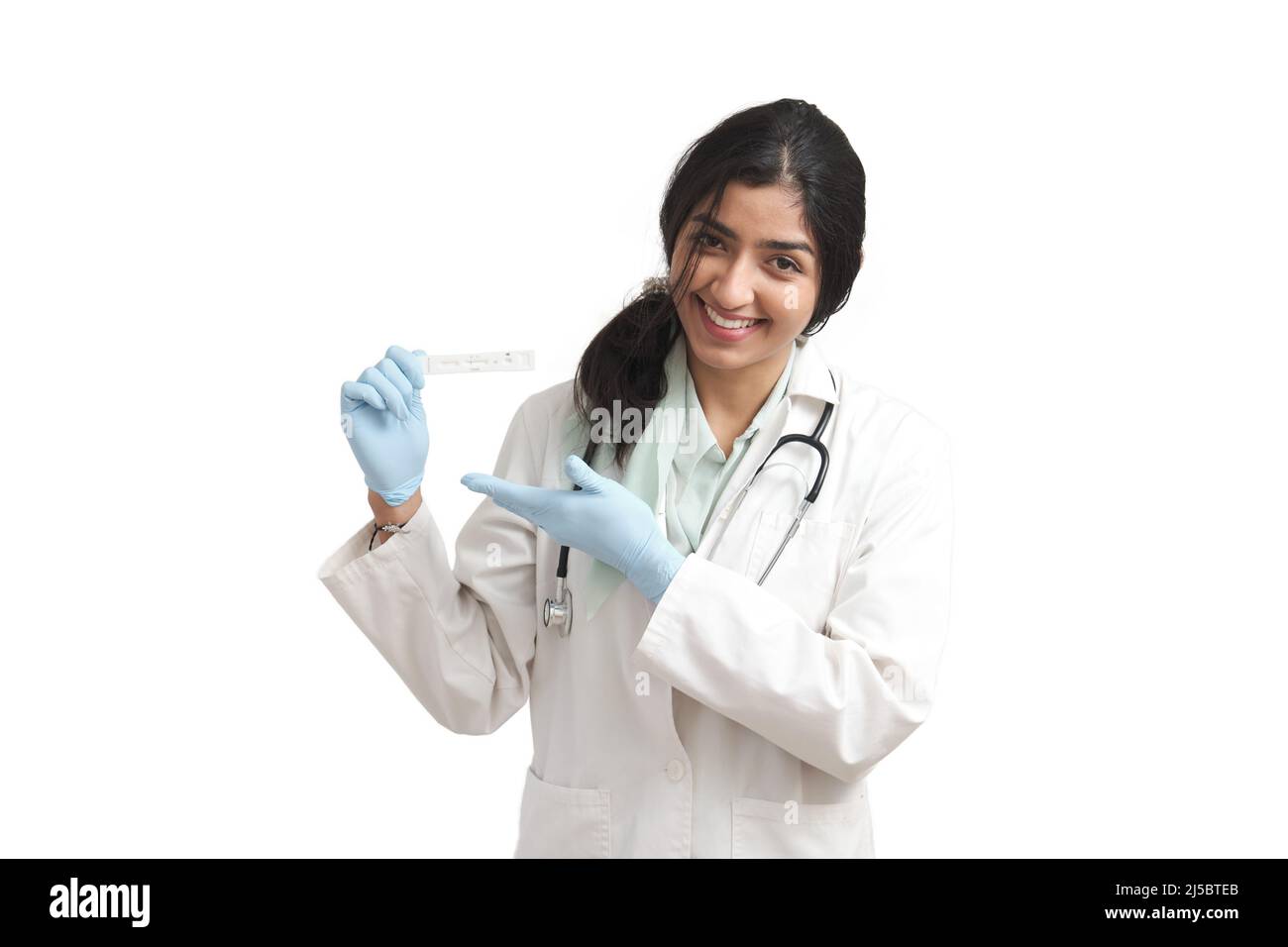 Venezolanische Ärztin zeigt einen Covid-19 negativen Antigen-Test, isoliert. Stockfoto