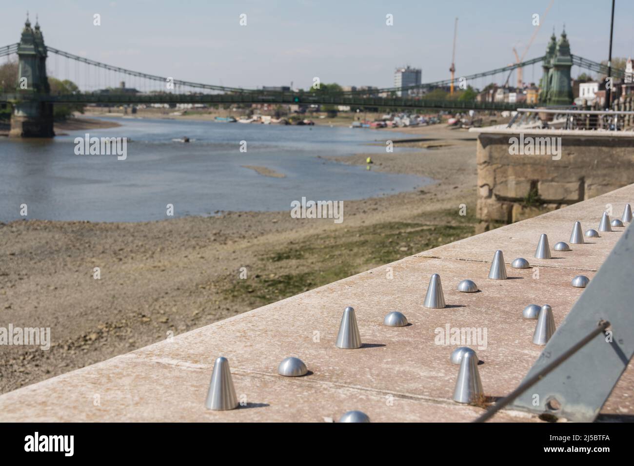 Krankenhausarchitektur, die von der Berkeley Group installiert wurde, um Menschen daran zu hindern, an der Flussmauer von Fulham Reach zwischen Hammersmith und Fulham zu sitzen Stockfoto