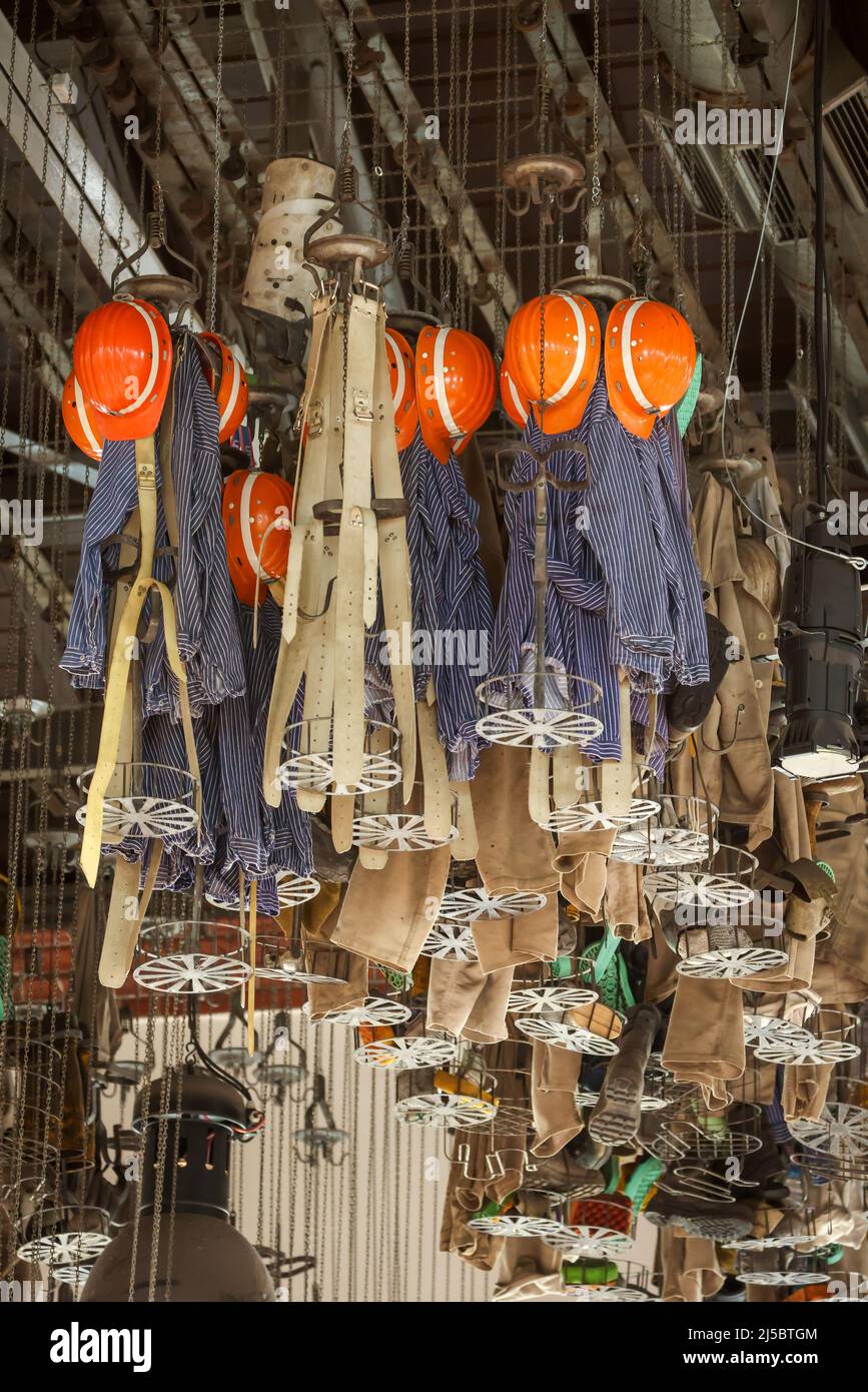 Dortmund, Nordrhein-Westfalen, Deutschland - LWL Industriemuseum Zollern. Im ehemaligen Waschhaus hängt die Kleidung der Bergleute in Körben unter t Stockfoto